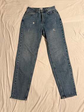 BDG Mom High-Rise Distressed Tapered Jeans Size 27